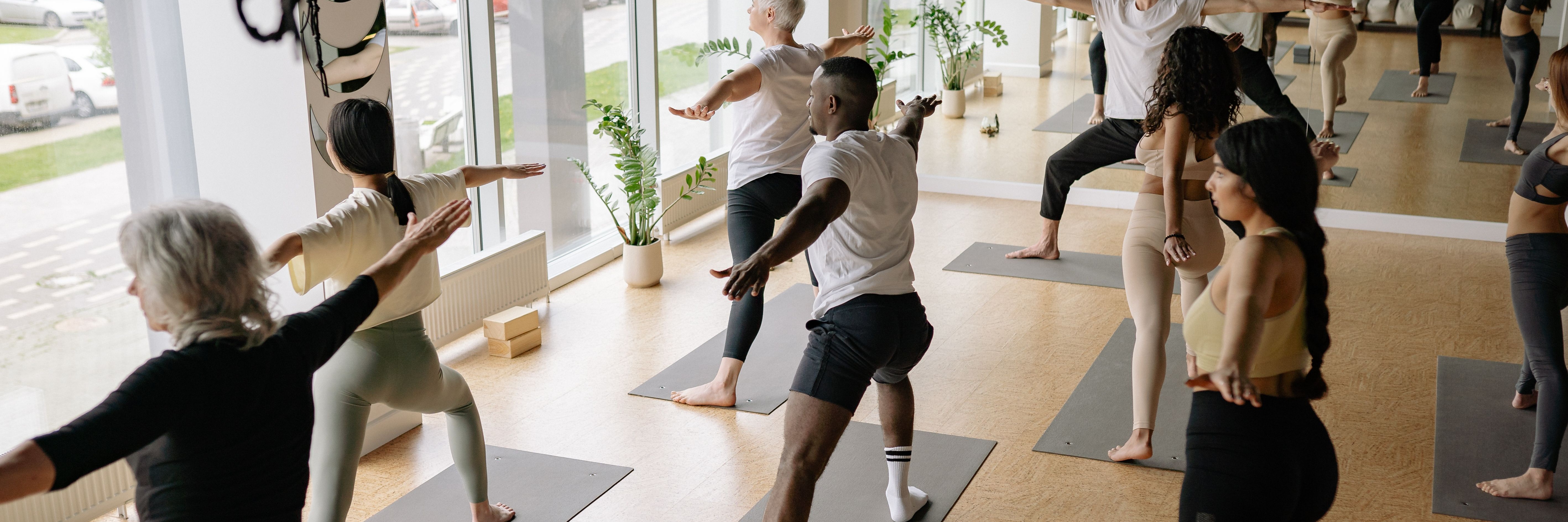 Aula de Vinyasa Yoga com Rodrigo, Ericeira, Portugal
